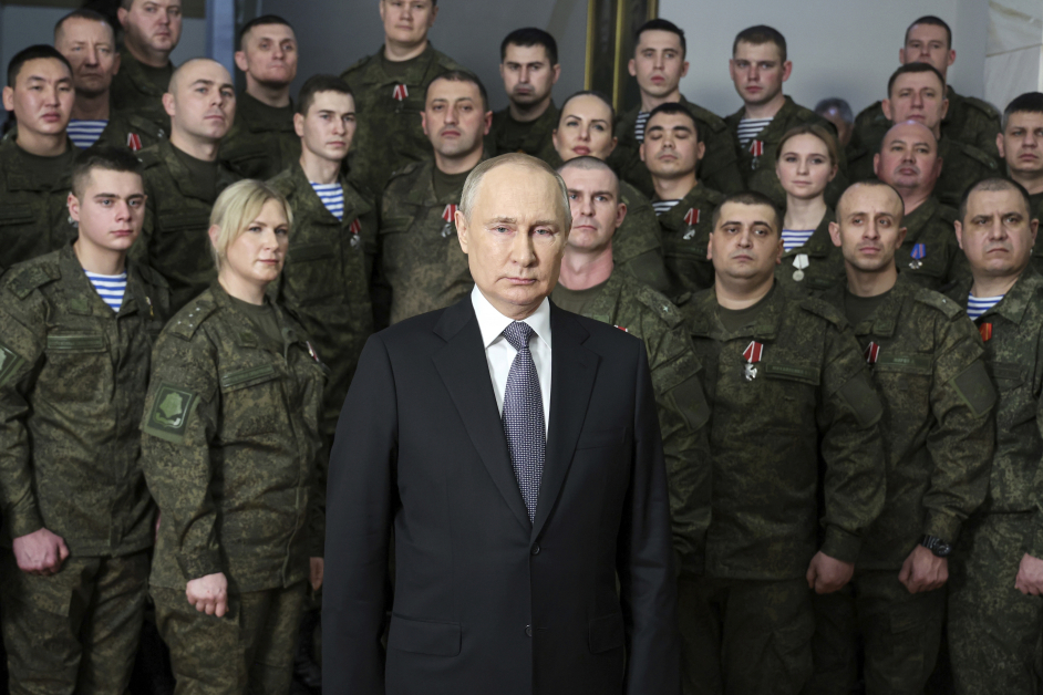 2023年12月31日，俄罗斯总统普汀出席南部军区总部，颁发勋章给有功军人后，发表新年致词。（美联社）
