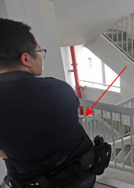 男子卧尸在9楼和10楼的楼梯间。 