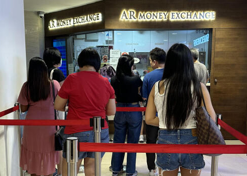 有钱币兑换商开出1新元兑3.28令吉的兑换率，引来不少顾客排队兑换。