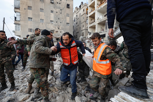搜救人员周二在叙利亚阿勒颇的建筑废墟， 寻获一具遗体。（美联社）