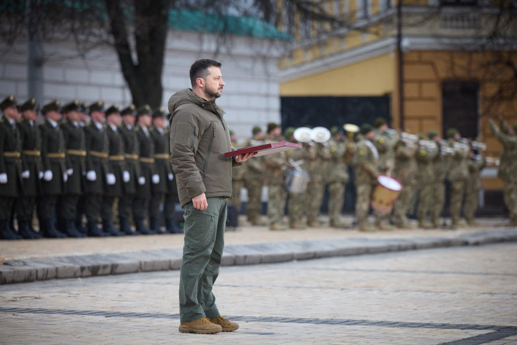 乌克兰总统泽连斯基在基辅圣索菲亚广场，向军人颁发勋章。（法新社）