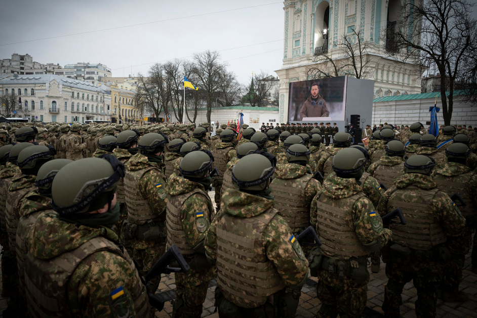 俄乌战争爆发一周年，乌克兰军人列队出席在基辅圣索菲亚广场举行的纪念仪式。（法新社）