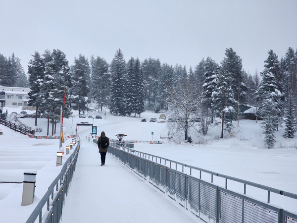 有一种快乐，叫人在滑雪场看风景，欣赏芬兰冬季美景的另一个好地方，是滑雪场。放眼望去，几乎全是森林，皑皑白雪覆盖的大地一望无际，宛如世外仙境。