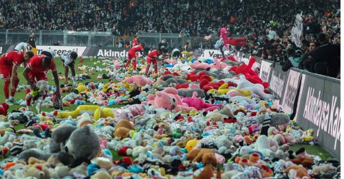◤土耳其強震◢土耳其地震惹民怨  球迷不满政府怒丢填充娃娃
