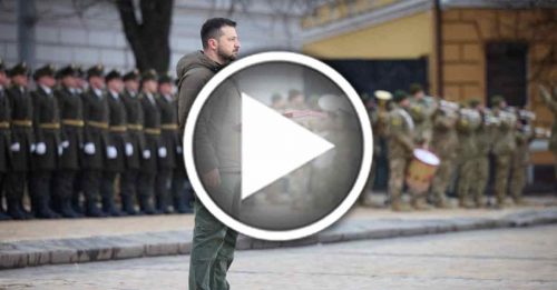 ◤俄乌战争一周年◢乌克兰举行纪念仪式  泽连斯基向军人颁发勋章