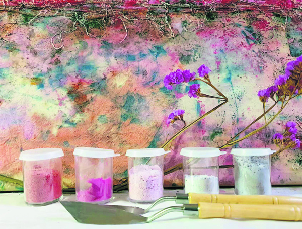 天然植物和花瓣经处理后，再磨成粉末，即可用来作画。