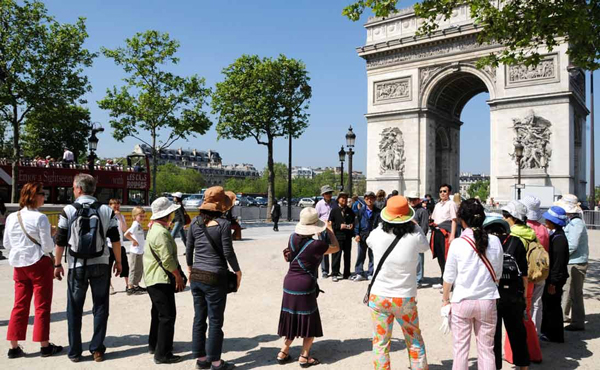 中国游客在法国巴黎凯旋门前合照。（资料图）

