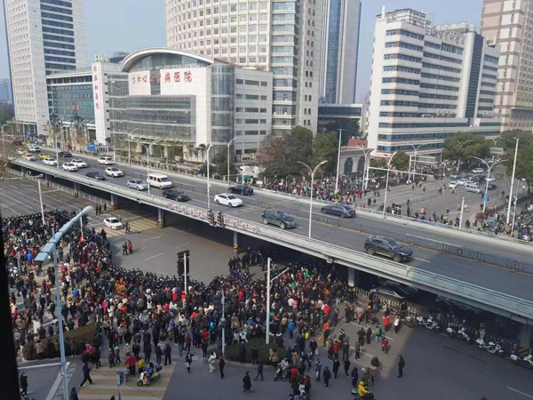 示威人士在武汉协和医院外聚集抗议。