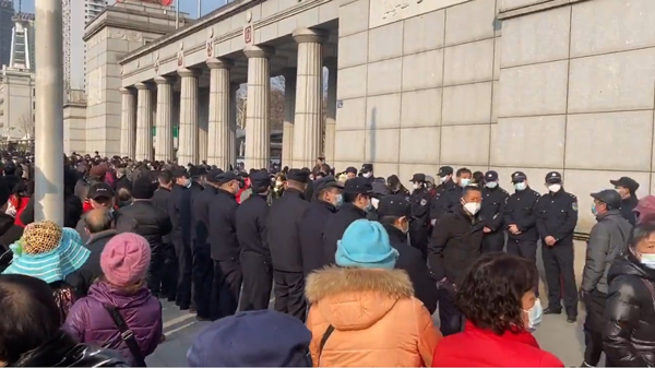 示威人士在武汉中山公园聚集，大批警员在场驻守。