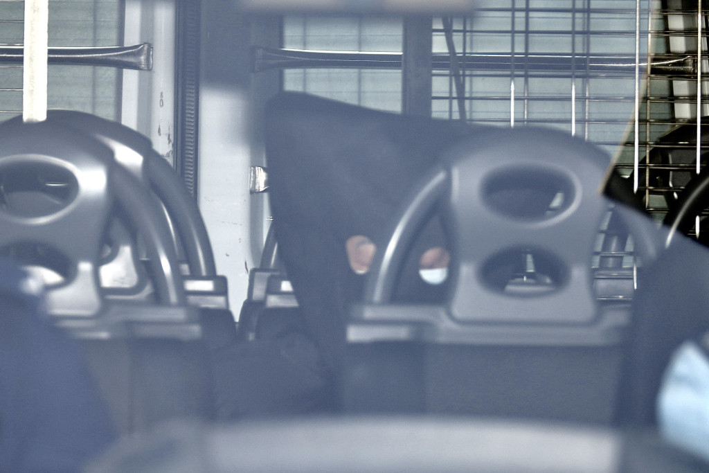 疑似载有被告的警车，周一早驶入九龙城裁判法院。