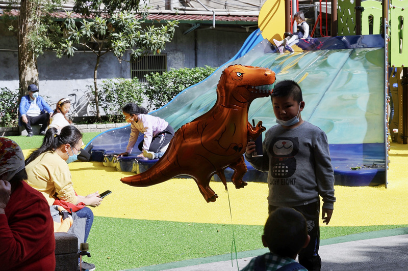 台北市周一下午天气晴朗，小朋友们到公园游玩。（中央社）