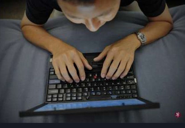 新加坡一名15岁青少年接触网上恐怖主义的内容后，自我激进化，在内安令下被拘留。（取自联合早报示意图）
