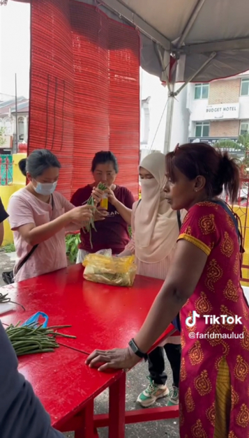 华人、马来人及印度人朋友，在大宝森节，准备素食免费派送。