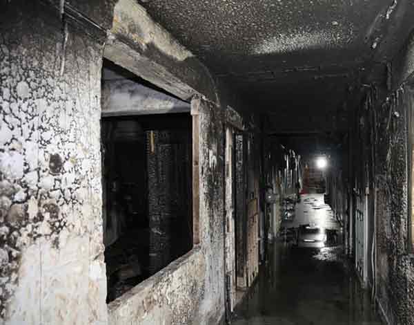 火患波及至少三户邻里单位，走廊全被熏黑，同层约16户居民如今有家归不得。