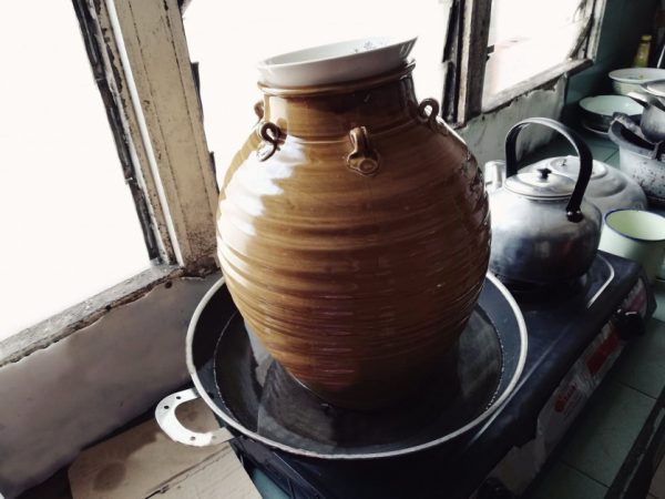 如果是甜的酒，李哲林会先隔水煮过，以65～70℃之间，煮20分钟，将酒里面的菌杀死，酒就可以保存较久。
