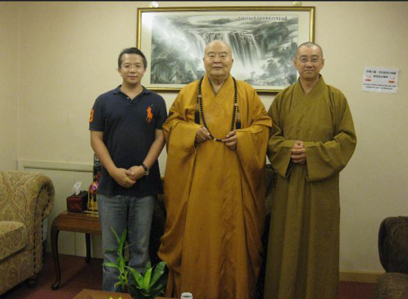 2009年，星云大师来马弘法时，当时的彩蝶轩艺术馆老板黄伯伟（左）载同继程法师去探访大师，并把此次会面定格在这张珍贵的照片里。