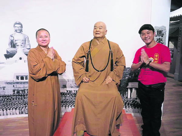 2016年在东禅寺宗史馆星云大师蜡像前和觉诚法师合照。