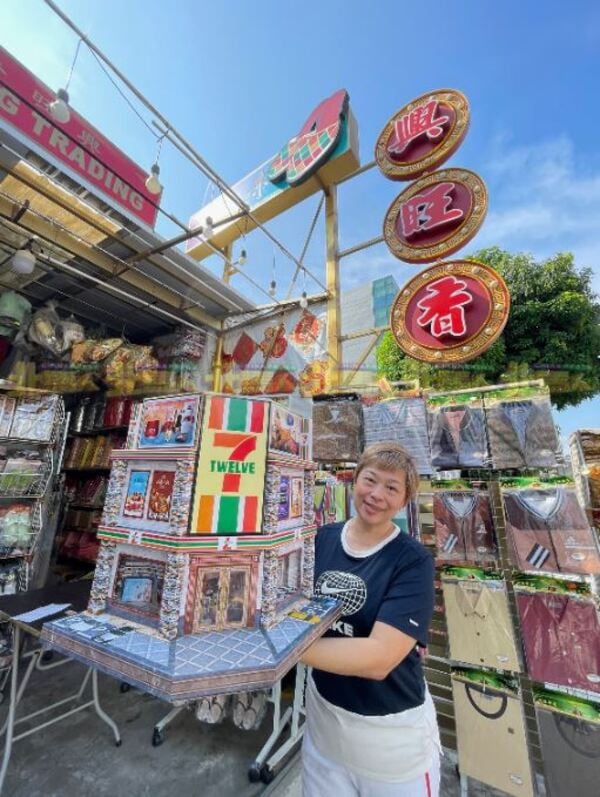 女东主朱怡然说，此“购物广场”纸扎品挺受顾客欢迎，已卖出5、6个。