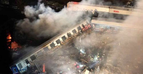 希腊2列火车迎头对撞  车上350人 至少26死85伤