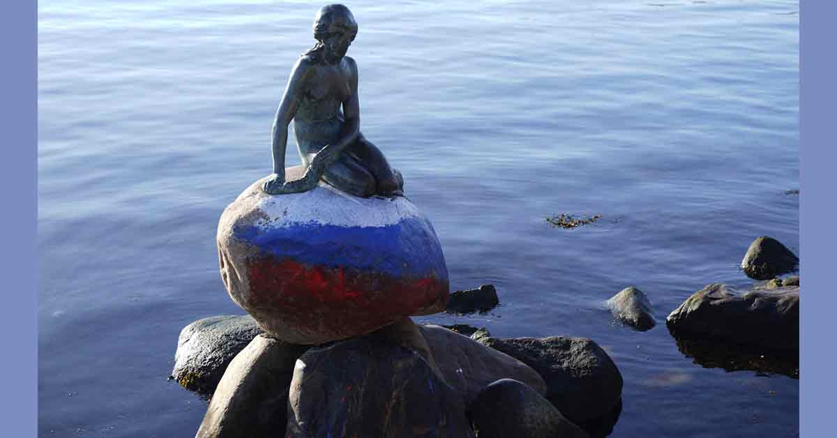 丹麦首都哥本哈根最著名的地标之一美人鱼雕像，近日遭到破坏，幕后黑手在其底座上涂上俄罗斯国旗的颜色。（法新社）