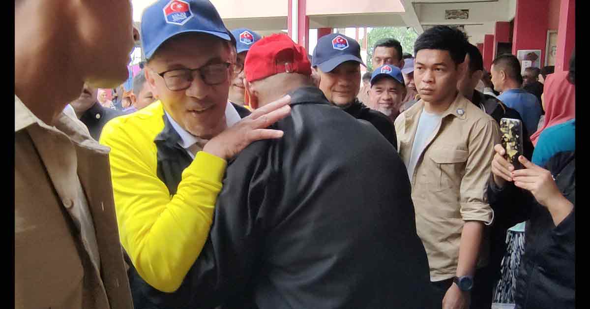 有灾民因近距离接触安华（左2），向首相要求拥抱。