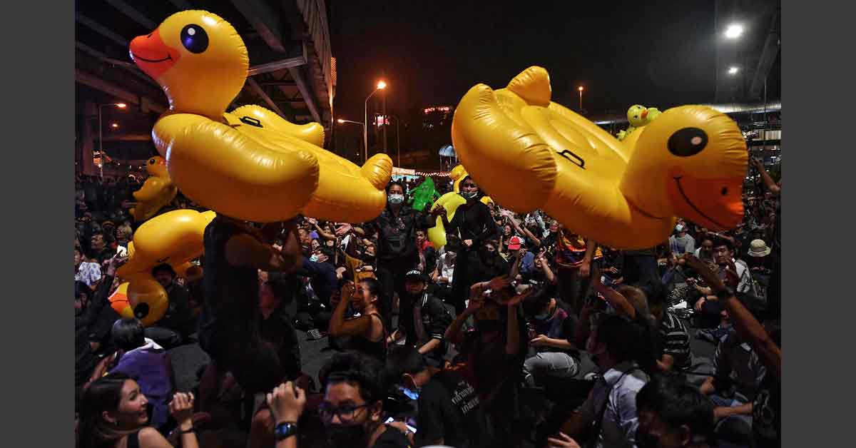 2020年，泡澡用的塑料黄色鸭意外成为泰国反政府示威的象征物，因为许多示威者用大型充气黄色鸭来抵挡警方发射的催泪弹和水泡。（法新社）
