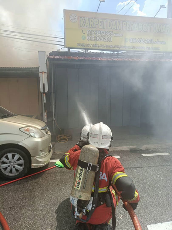大火随后蔓延至隔壁店屋，消拯员在现场进行灌救。