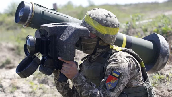 俄罗斯将战场上获取的美国及北约武器和装备送往伊朗，让伊朗仿制。图为一名乌克兰士兵使用“标枪”（Javelin）反坦克导弹。