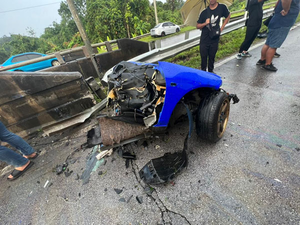轿车撞桥墩断两截 男警车祸当场死