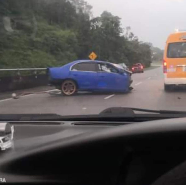 轿车撞桥墩断两截 男警车祸当场死