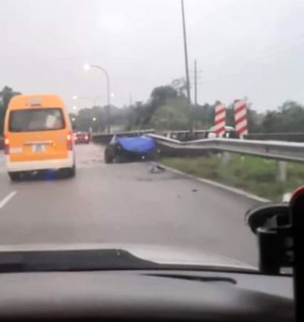 轿车撞桥墩断两截 男警车祸当场死