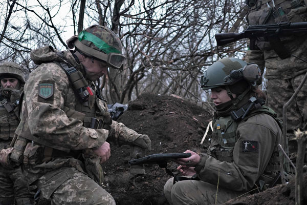 俄乌两军迄今仍在乌克兰东部前线城市巴赫穆特激战。图为乌军继续在一处战壕防守阵地。（法新社）