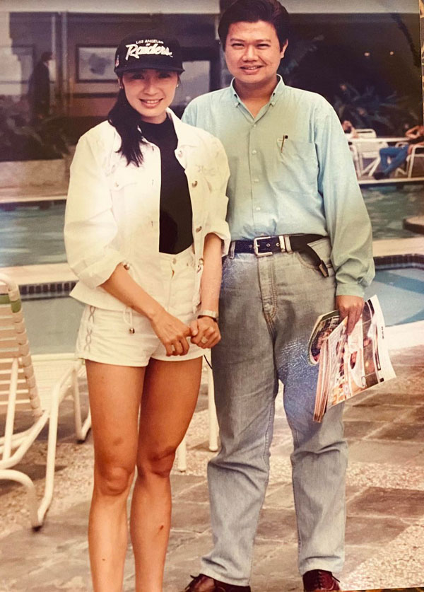 1992年，杨紫琼回马来西亚取景，拍摄成龙的“警察故事”，在酒店接受范俊奇访问。