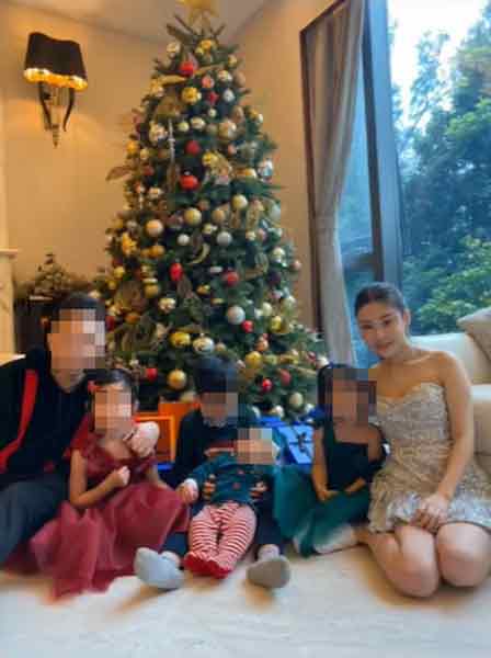 蔡天凤和丈夫Chris，以及6名子女的合照。