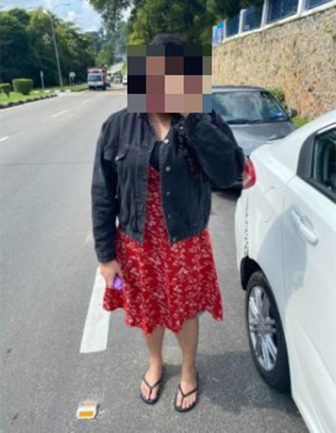 身穿过膝裙子和夹克外套的女子在发生车祸后，被警员以“衣着不符合规定”为由，拒绝她进入警局报案。