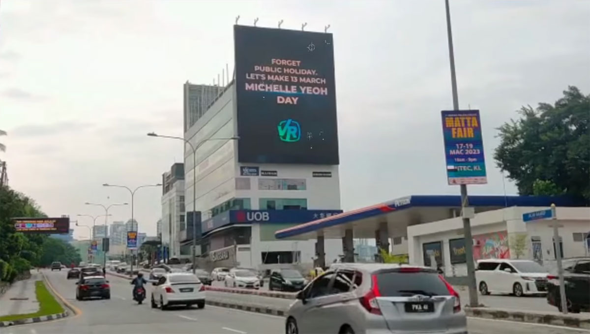 广告营运商在孟沙路和蒲种路的户外LED屏贺国际影星丹斯里杨紫琼夺得奥斯卡影后。（图截自网络视频）