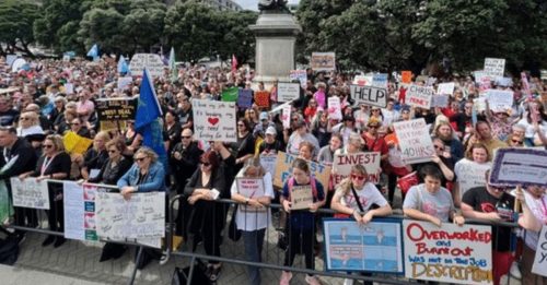薪酬谈判破裂 纽西兰近5万教师罢工抗议