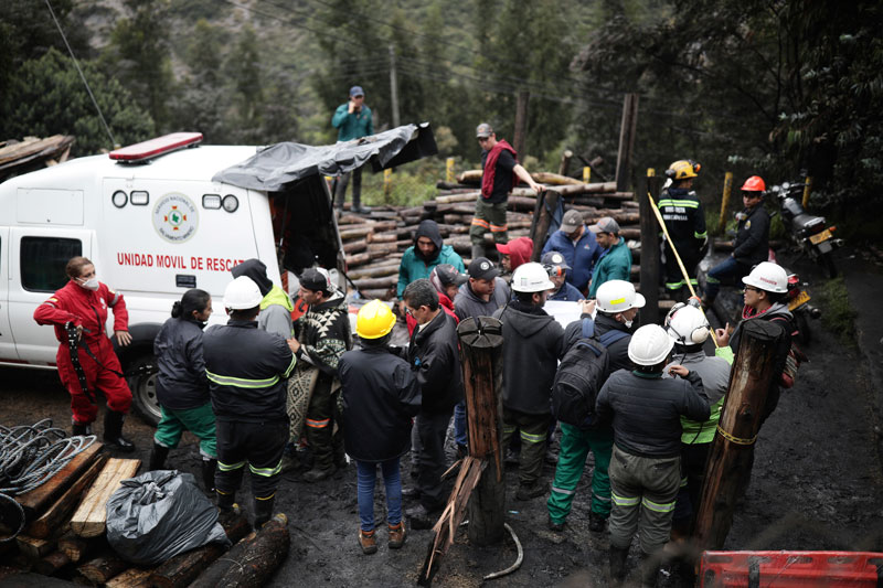 救援人员抵达煤矿现场展开救援工作。（美联社）