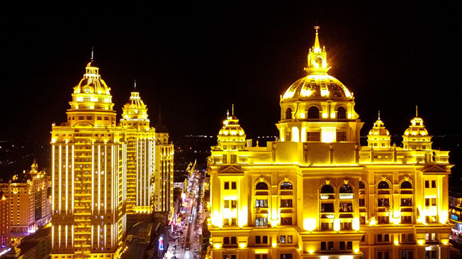 <b>夜幕下的满洲里</b>－－满洲里市位于中国内蒙古自治区东北部，西临蒙古国，北接俄罗斯。夜幕下，当地各类风格建筑灯光璀璨夺目、美丽动人。（新华社）