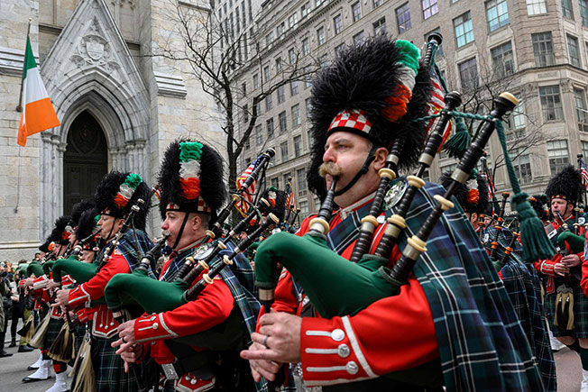 <b>圣帕特里克节游行</b>－－美国纽约市周五举行圣帕特里克节，其中一组游行队伍呈献风笛吹奏表演。圣帕特里克节为每年的3月17日，是为了纪念爱尔兰守护者圣帕特里克。美国从1737年3月17日开始庆祝。（法新社）