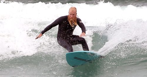 男子超越极限 冲浪40小时打破纪录