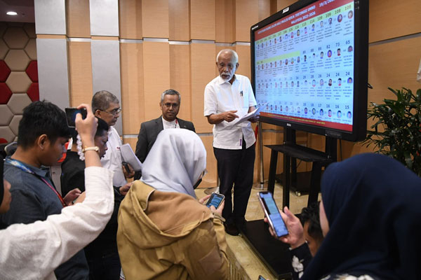 沙里尔（右）在党总部处理党选成绩。（图取自UMNO ONLINE）