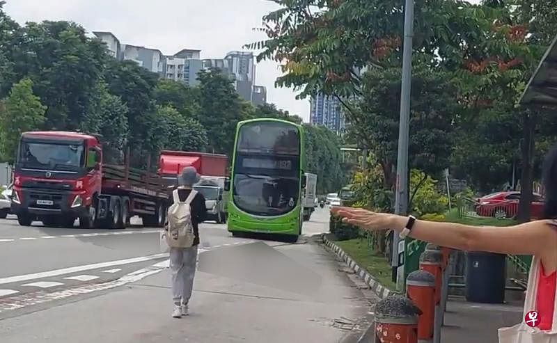 男子被指站在路上挡巴士。（视频截图）