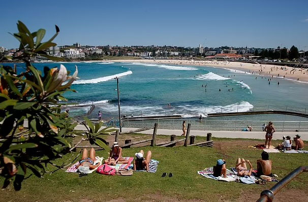 澳洲民众到悉尼邦迪海滩戏水消暑。