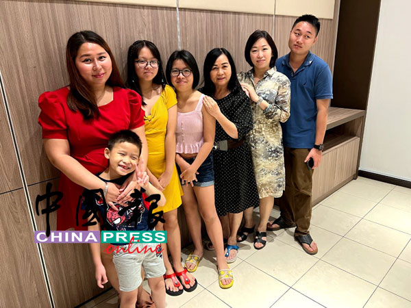 陈欣霖的3名子女（左2与左3）都是家婆（左4）协助抚养长大，她与夫家的关系可说是如胶似漆。