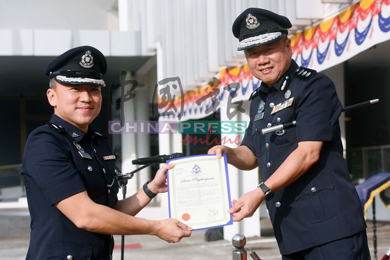 马永来（右起）颁发褒扬状给予冼都警区肃毒组主任郭俊辉副警监。