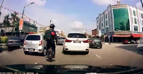 男子闹市用e-scooter危险骑行 警方：微型交通工具禁上路