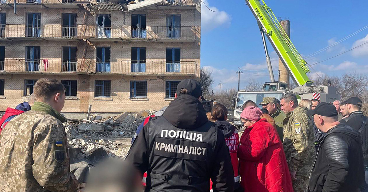 基辅的建筑物遭俄军炮弹袭击， 建筑部分损毁。（法新社）