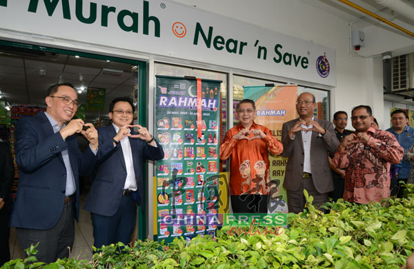 沙拉胡丁阿育（中）为99 Speedmart连锁超市推出“关爱促销”主持推介礼；左起为杨健安、杨咏光和阿兹曼。