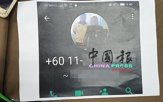 骗子的WhatsApp头像显示一名警官和他人的合照。